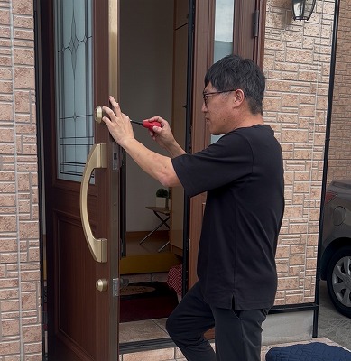 玄関扉ダイノックシート貼り