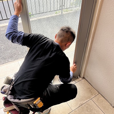 玄関扉ダイノックシート貼り